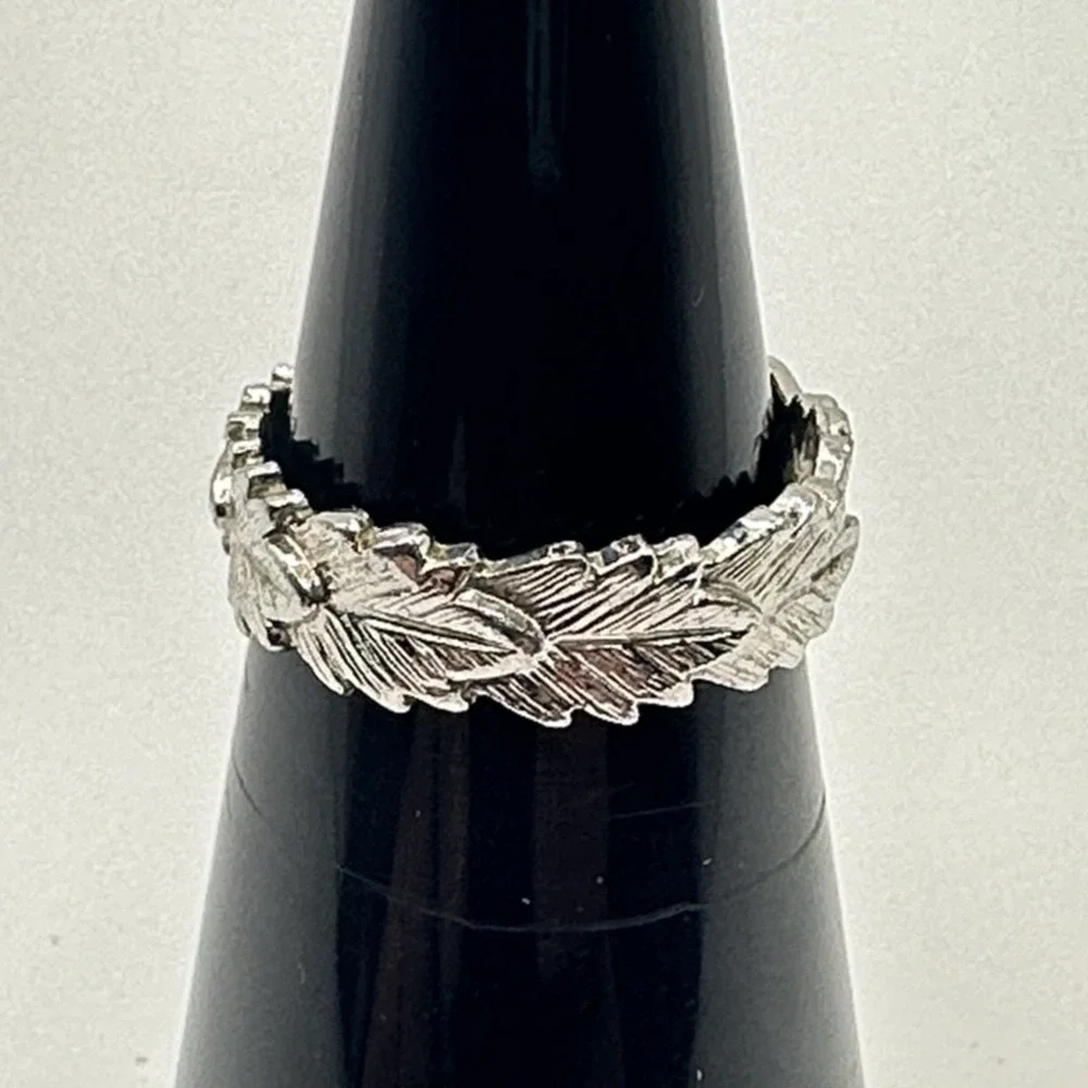 Avon Silver Tone Leaf Band Ring Size 5.5 Vintage Textured Design